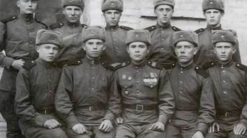 Н.М. Кушаков с новобранцами (в первом ряду третий слева). 1950 г.