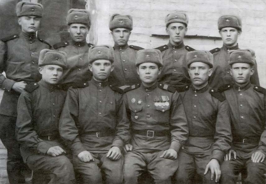 Н.М. Кушаков с новобранцами (в первом ряду третий слева). 1950 г.